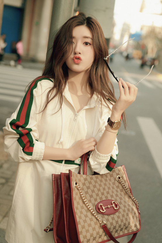 赵露思到底多有少女感?穿黑色呢子外套配牛油果开衫,满满时尚感