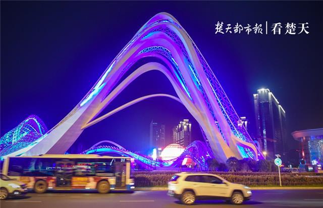 武汉光谷广场璀灿迎"重启","星河"雕塑美得让人窒息