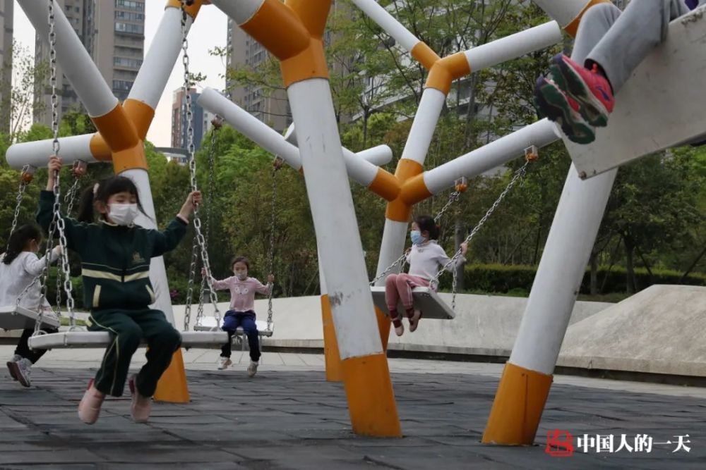 4月6日,武汉汉阳江滩,荡秋千的小朋友.有朋/摄