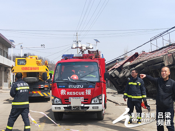 交口交警成功处置一起液化天然气泄漏交通事故