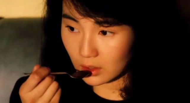 △ 出演《阿飞正传》时,张曼玉还较为青涩,不过留着斜刘海齐肩发的她