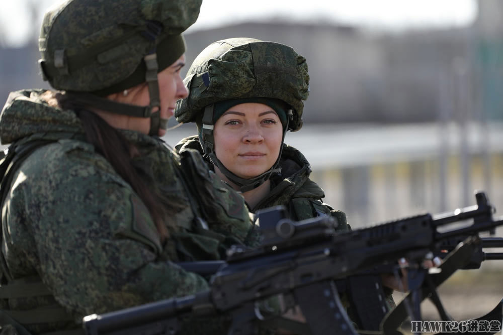 俄军特种部队女兵试用ak-12步枪 反映射击精度较高 更