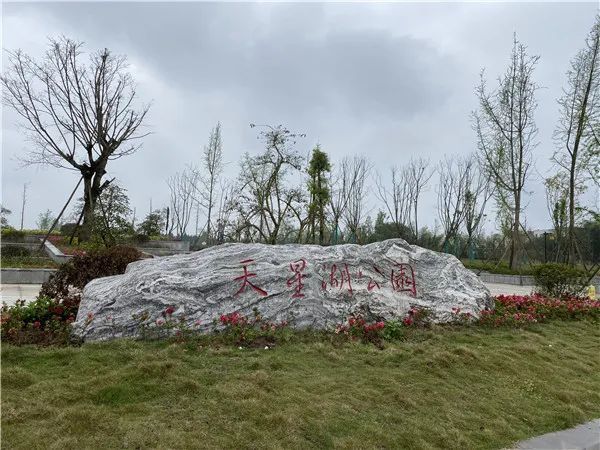 广安:志愿者捡拾垃圾 呼吁市民爱护环境