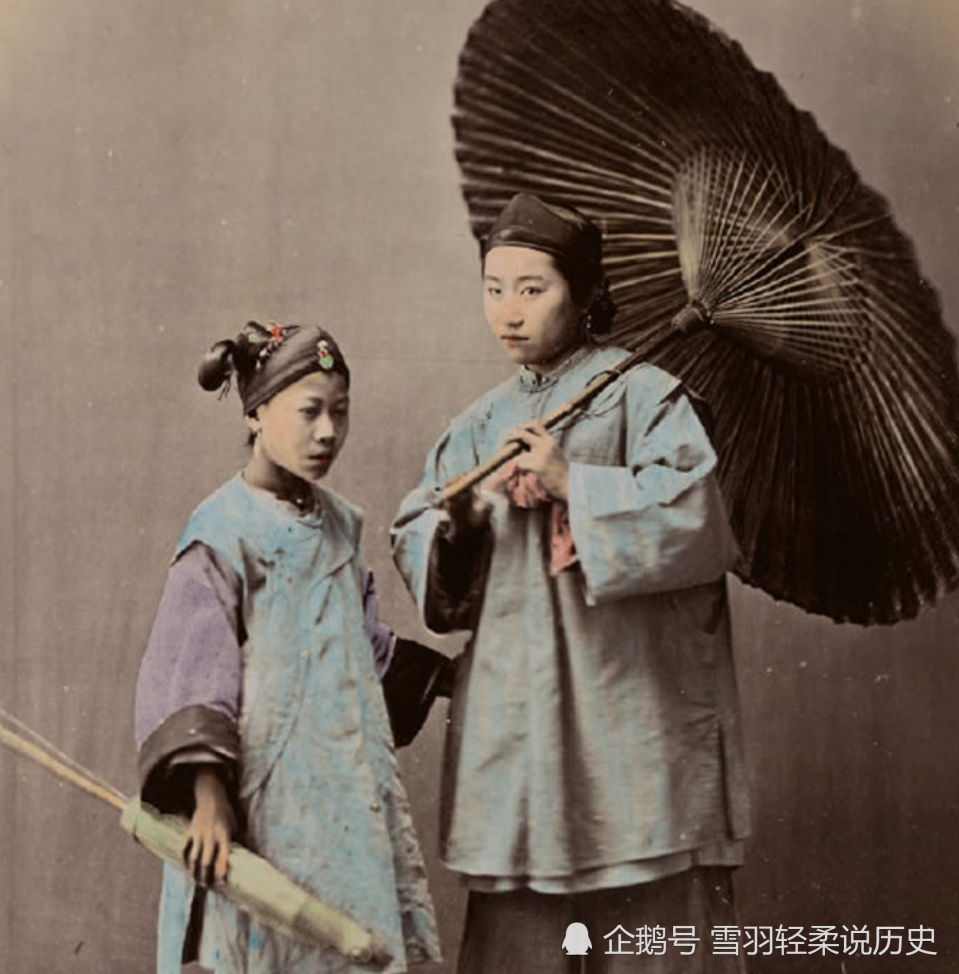 晚清彩色老照片:相貌惊艳的撑伞女子,卖鸡毛掸子的小贩!