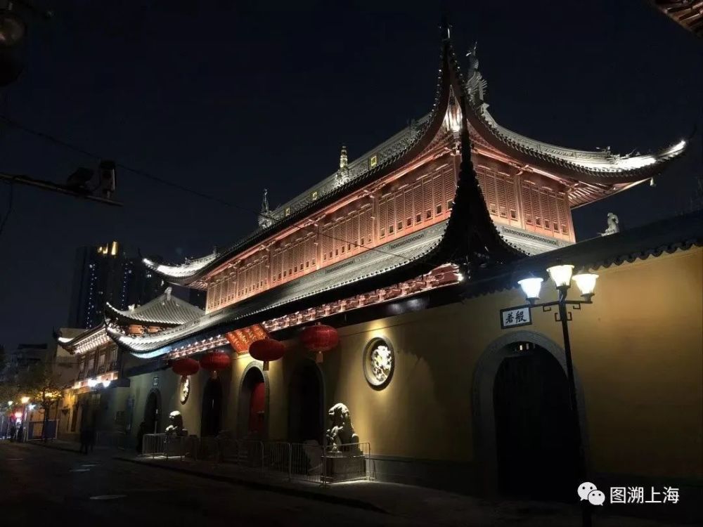 玉佛禅寺安远路山门夜景 位于安远路170号.