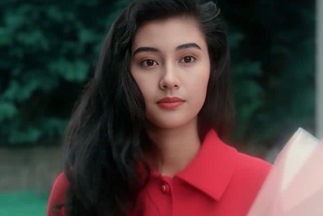 当时的李嘉欣只有18岁,涉世未深,所以倪震铺开大阵仗追求她的时候很快