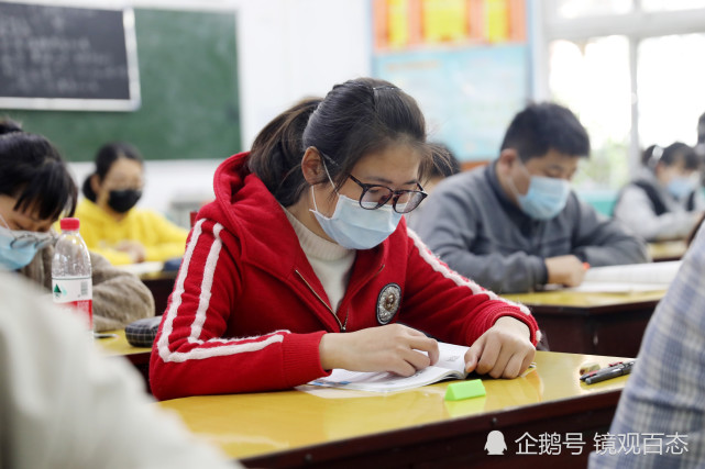 2020年4月7日,安徽省淮北市第一中学高三学生在教室上课.