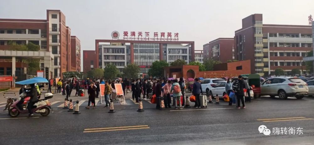 衡东楚天中学校门口 学生排成一排排有序的队伍 经过测量体温,登记