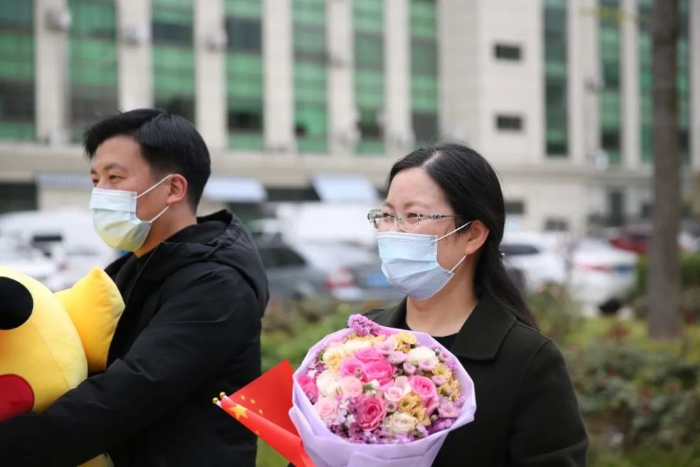 邓云鸿书记和毛慧萍主任像父母等待自己的孩子回家一样翘首以盼着