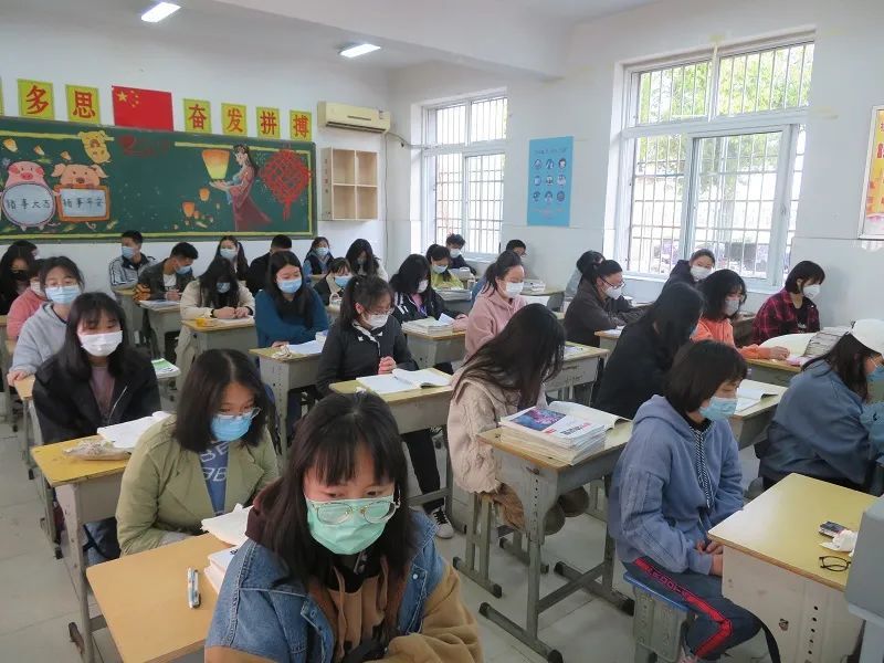 上午7点10分,滁州市第四中学和丰山实验学校高三年级的学生在志愿者的