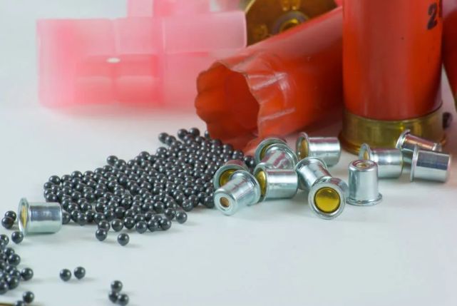 霰弹是一种用于滑膛枪械的定装弹药,它用厚纸或者塑料制成主要的壳体