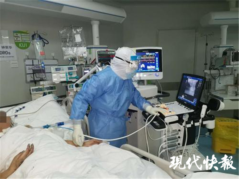 icu里危急抢救,医疗队员们配合越来越默契