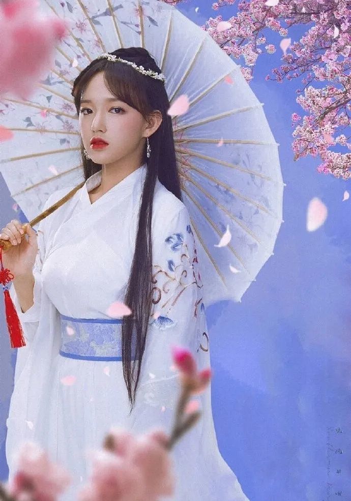 李子柒也穿过汉服,拍出来的赏樱照可美了. ▼