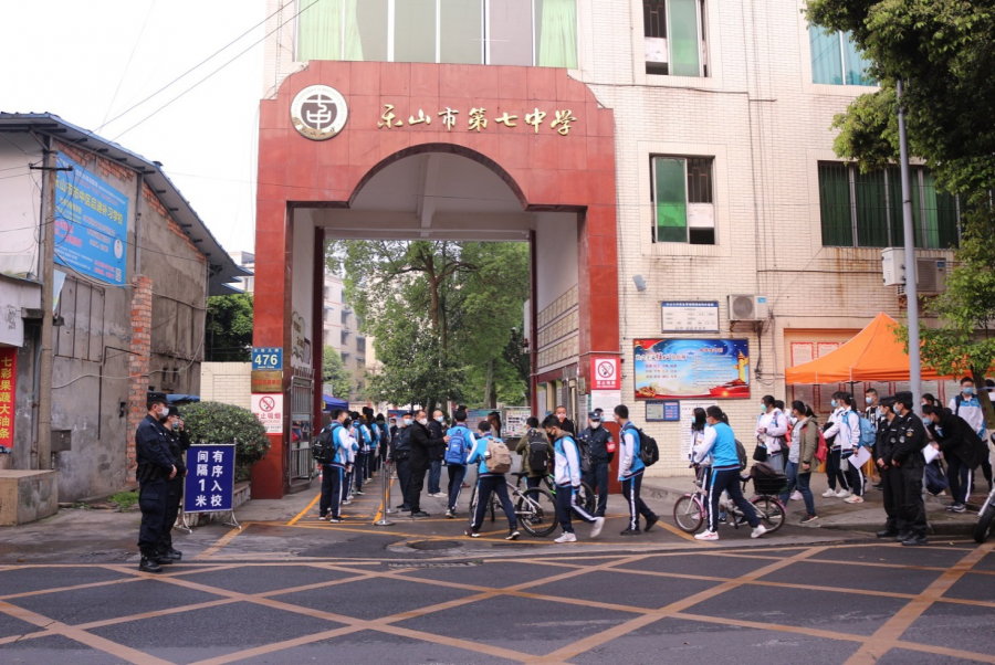 学校门口设置了热成像测温通道,在学校领导,防疫检测老师和学校保安的