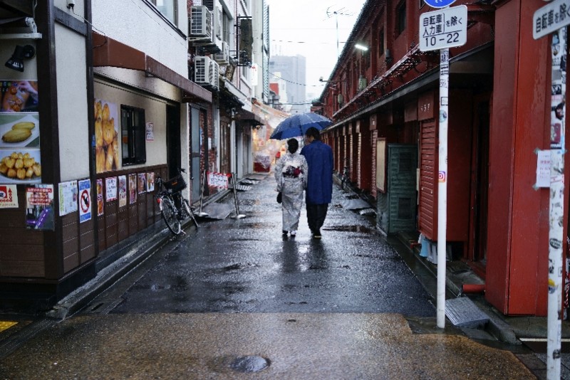 4月1日,在日本东京浅草区,穿着传统服装的人们走在空旷的街道.