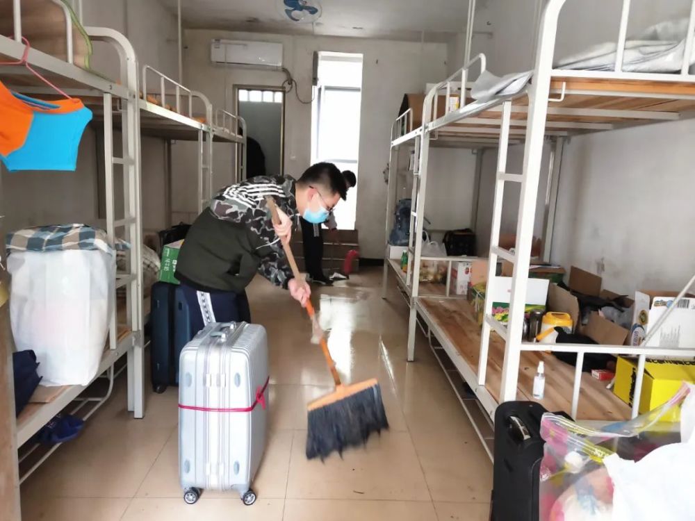 平乐中学学生正在打扫宿舍卫生