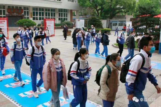 感受复学第一天的情况 错时分批入校 早上7点15分,在福鼎市第一中学的