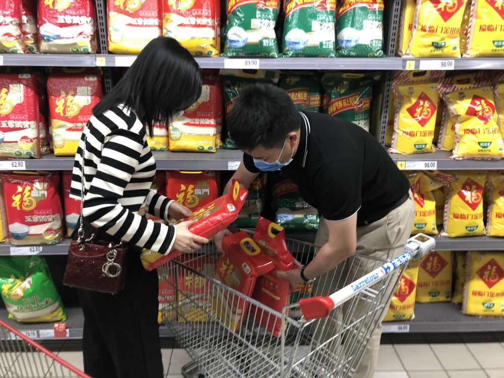 超市米面油购买量下降,囤粮现象逐渐消失