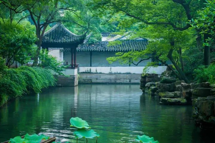苏州是中国著名的历史文化名城之一 有"江南园林甲天下,苏州园林甲
