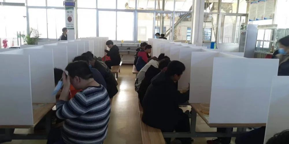学生们分开就餐 工艺美术中等职业学校