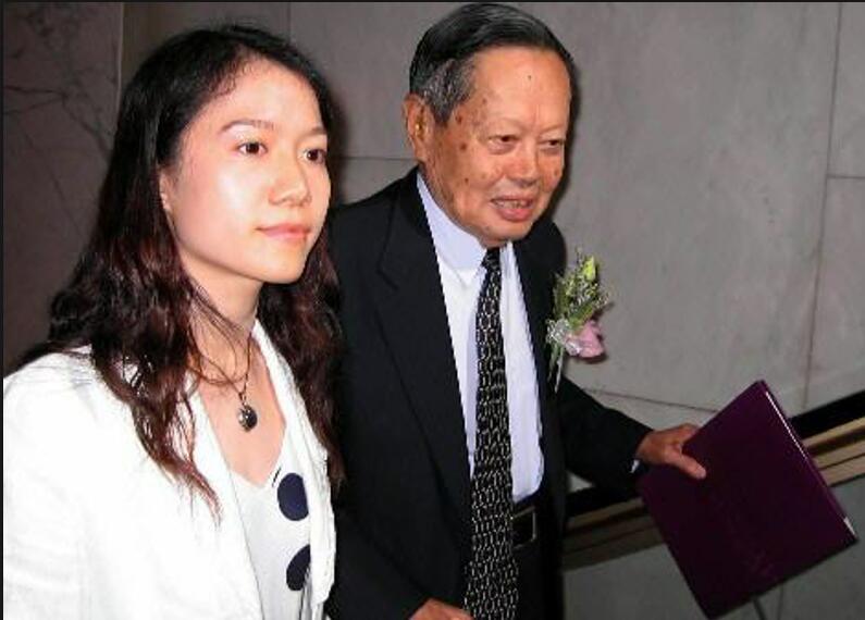 你只知道97岁杨振宁,有个年轻的妻子,却不知道他的成就多大!