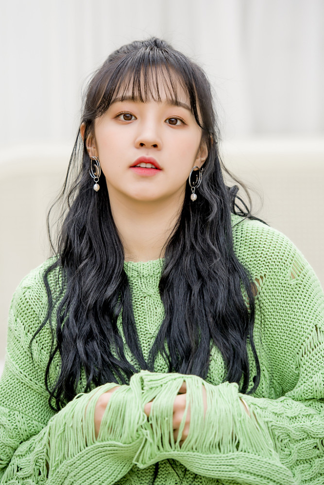 宋雨琦:薄荷绿破洞麻花毛衣 马丁靴半马尾俏皮美少女