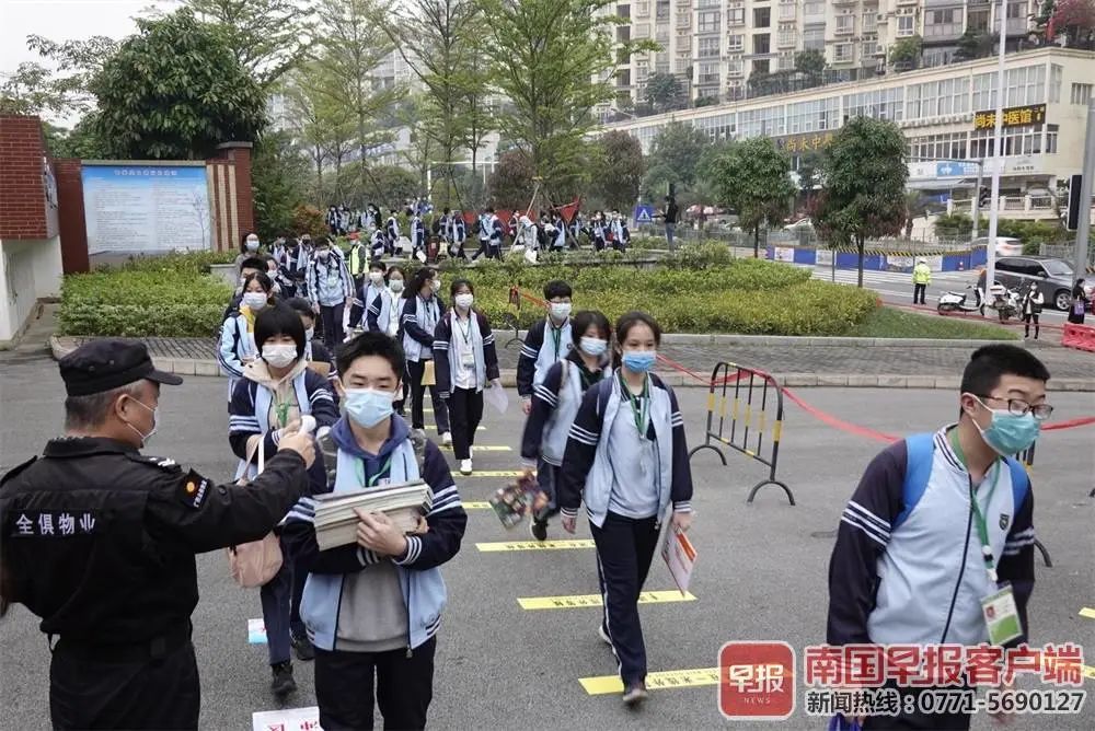 南宁第三中学初中部(青秀校区)初三学生排队进校园.