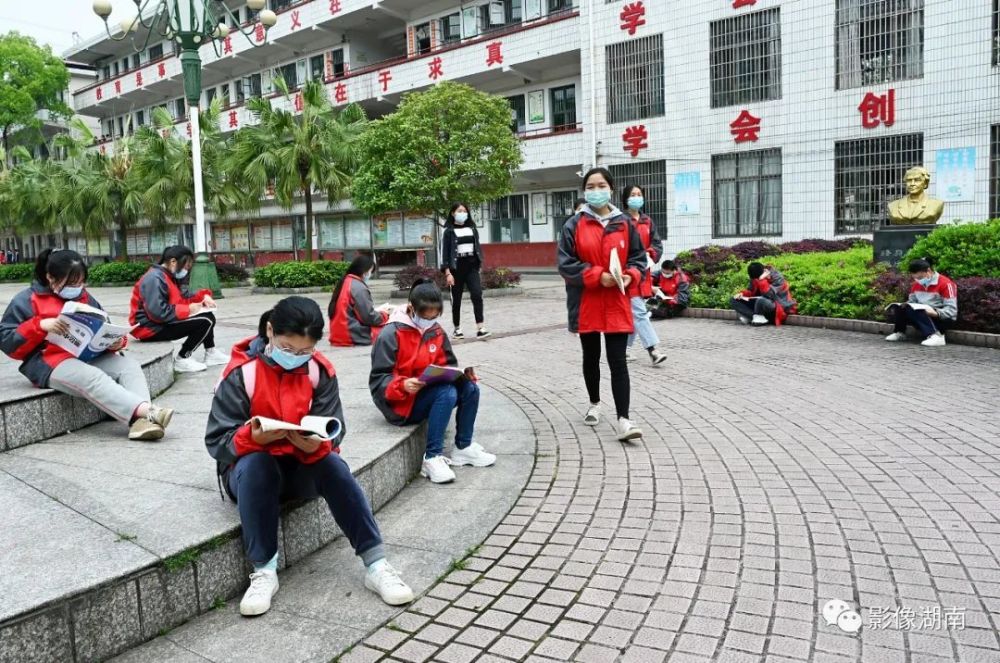 刘贵雄 摄 洞口县第九中学 洞口县按照湖南省政府的统一部暑 初,高中