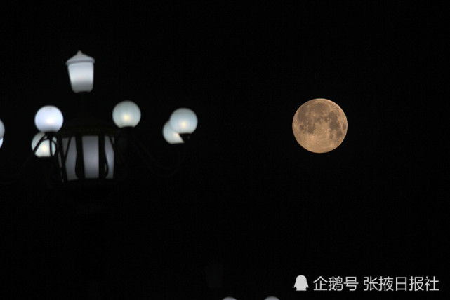 2020年4月8日,在甘肃省张掖市甘州区拍摄的超级月亮,皎洁明亮,是今年