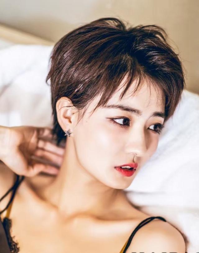 45岁剪什么发型好看,适合45岁女人的短发 女人过了45岁,尽量别留这3种发型,又土又"显老",有你
