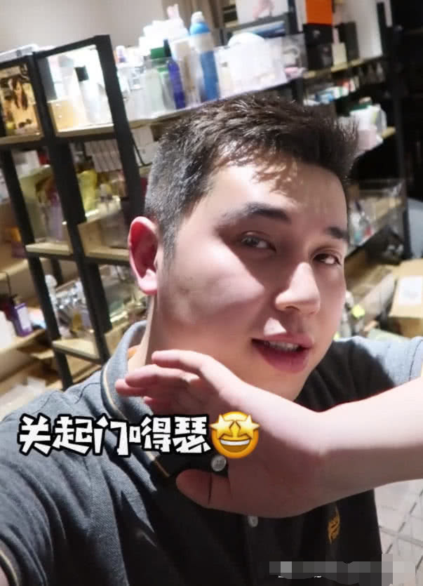 有种"专宠"叫李佳琦助理,看到面膜价格后,网友:关起门