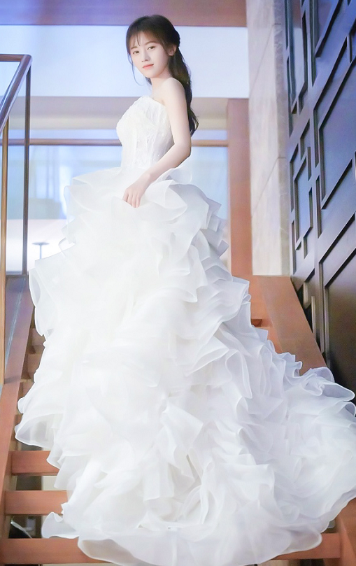 本以为鞠婧祎矮穿不了拖地礼服,当她在楼梯上凹造型,确定159?