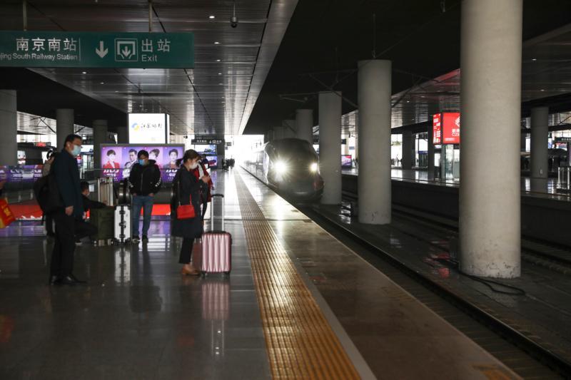 g1719次列车驶入南京站.