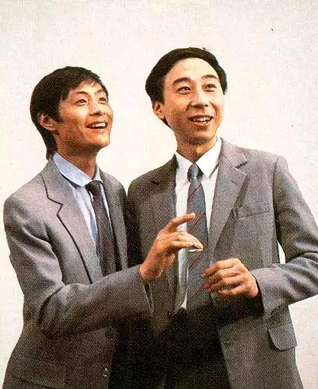 两人创作的作品朝气蓬勃又极具感染力,深受年轻人的喜欢,刘伟和冯巩也