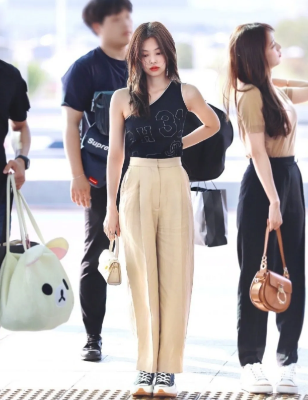 穿什么高跟鞋,难道jennie的球鞋不香吗?