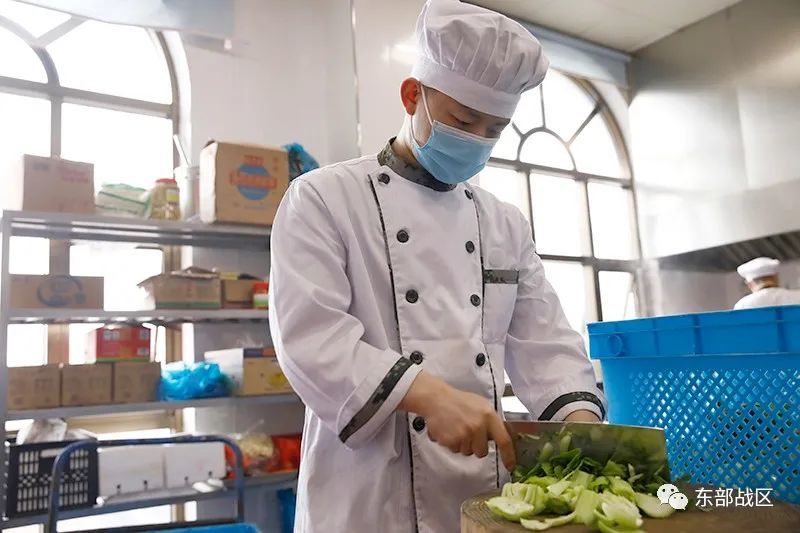 联勤保障部队的炊事员,就是这么硬气!_腾讯新闻