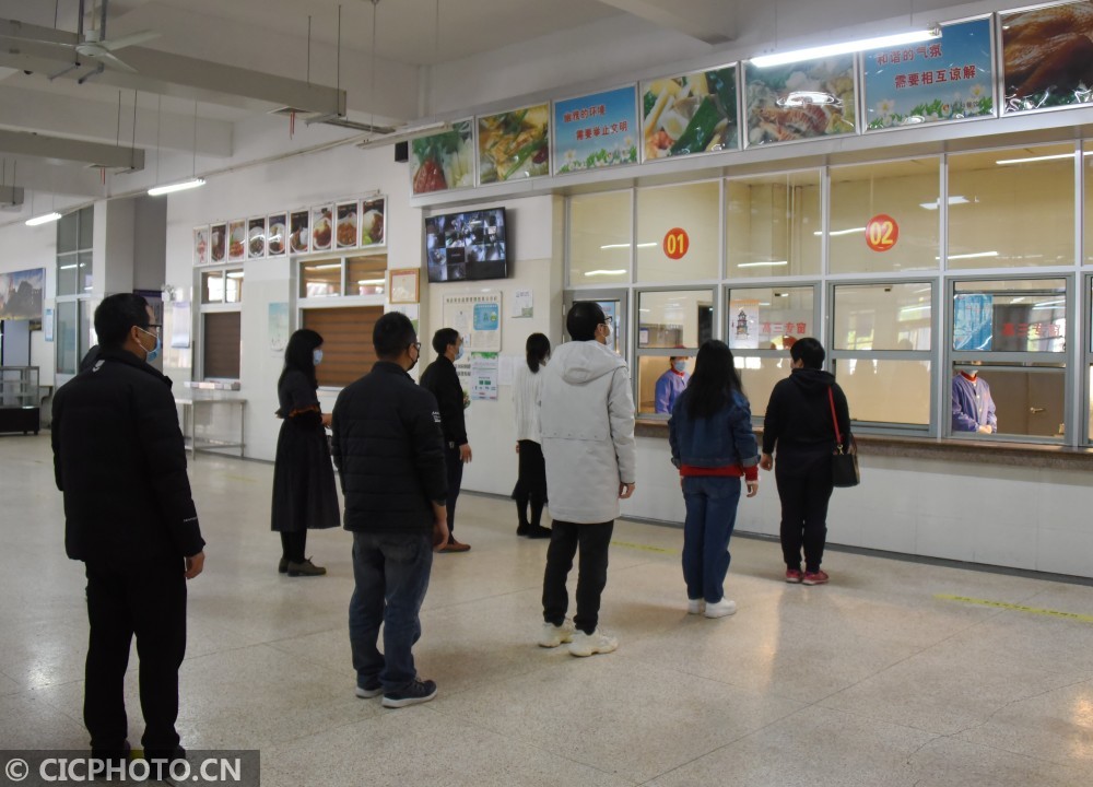 2020年4月7日,在浙江省台州市仙居中学内,教职员工模拟学生在食堂内