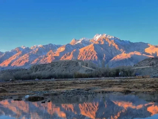 在整个县境有两种地形:山地和谷地;将昆仑山,喀喇昆仑山,兴都库什山