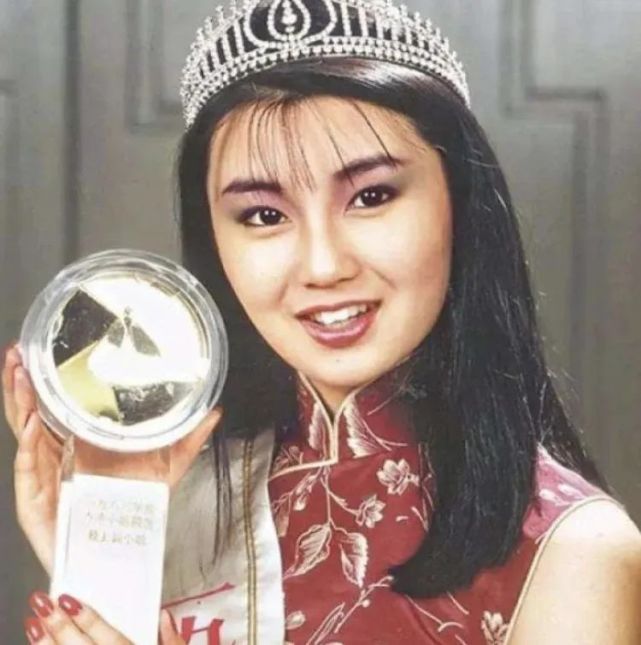 1988年,李嘉欣获得港姐冠军.