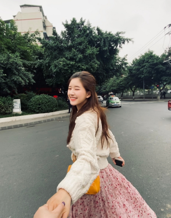 原以为赵露思只是元气满满!没想到穿上碎花裙,更是