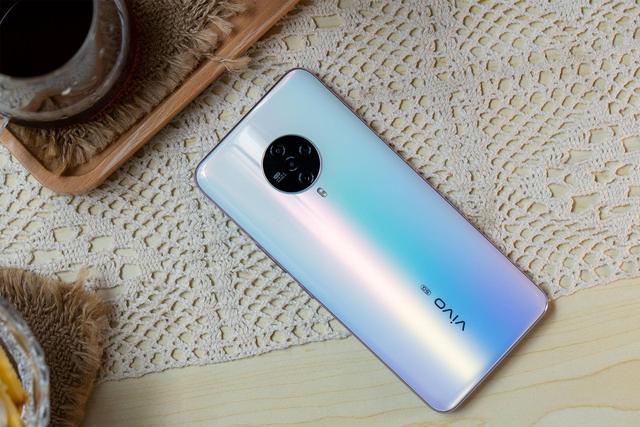 vivo s6的外观设计非常吸睛,机身轻盈纤薄是这款手机的一大亮点!