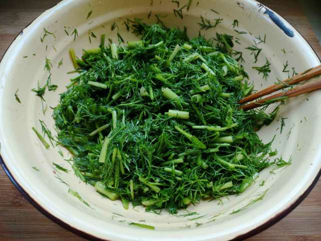 7,锅中油烧热后,开中小火,将茴香蛋液倒入锅里.