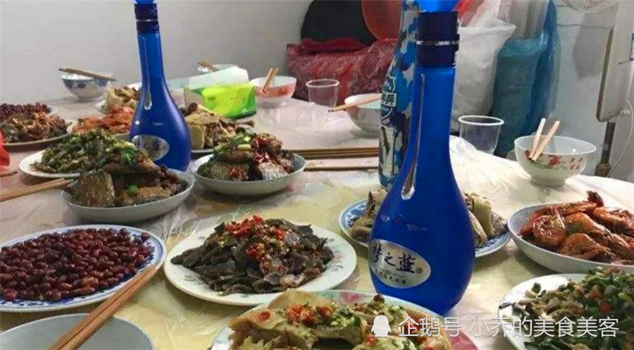 在江苏当地,正式酒宴上,150元的海之蓝都感觉拿不出手