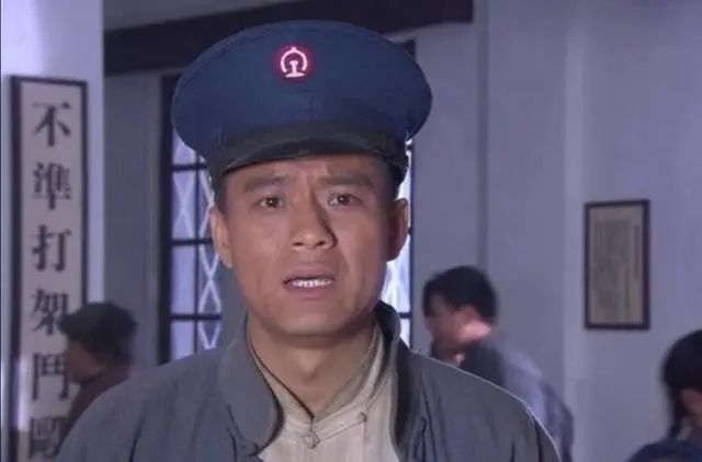 帽子上的路徽是陈玉昶1949年设计,1950年才在全国铁路系统使用的路徽