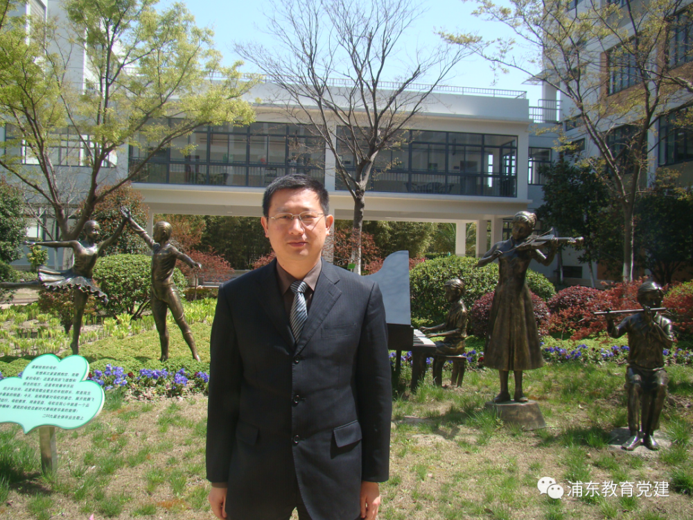 沈伟栋,建平实验小学党支部书记,校长,中学高级教师,上海市中小学特级