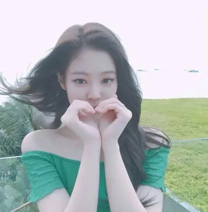 blackpink金智妮不愧是人间香奈儿,猫系长相,极致般诱惑