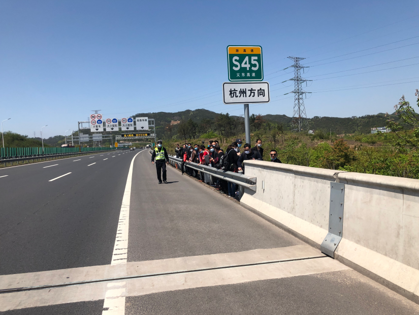 机场大巴抛锚高速车道 高速交警紧急转移乘客