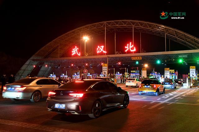 4月8日凌晨,车辆通过武汉北高速收费站(无人机照片).