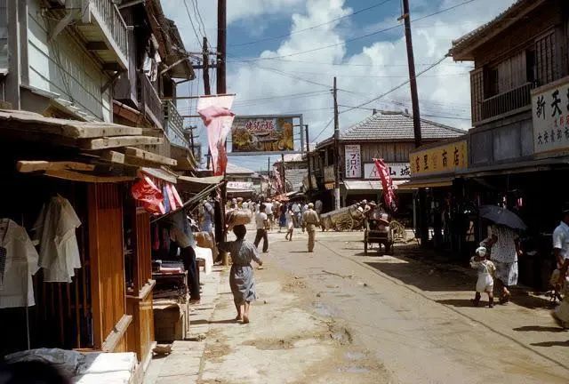 十一,五十年代,街道路面还没有硬化,但还算干净,街道两旁的招牌也多为