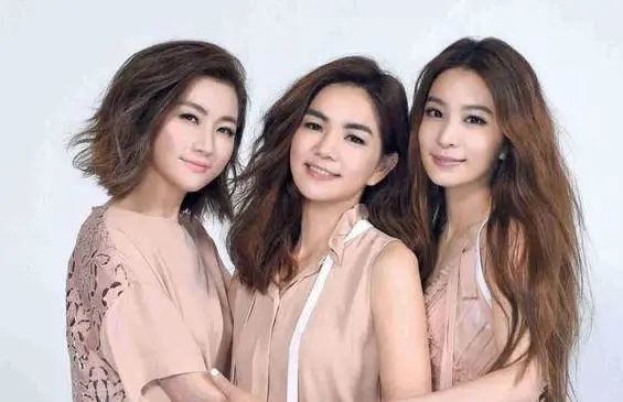 she出道20年,再次同拍合照,曾经的女孩们后依旧美好